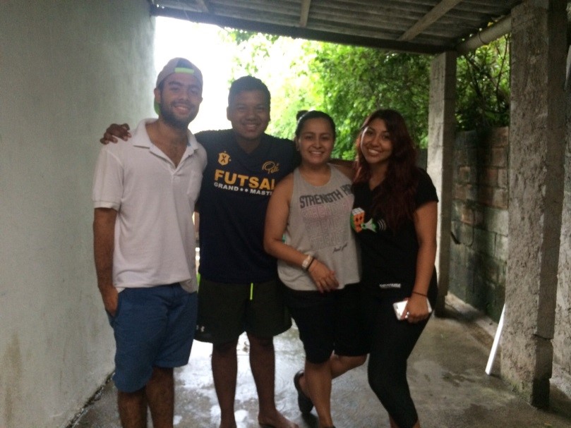 Viví en la misma ONG con 3 colombianos, 2 chicas de Bogotá y 1 de Barranquilla. Era el único panameño, hijo único. Ahí fue cuando desarrollé esa habilidad de tomar las críticas de los demás como un punto de aprendizaje.